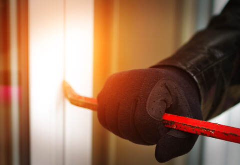 In Ölbronn-Dürrn wollten Unbekannte in ein Wohngebäude einsteigen.