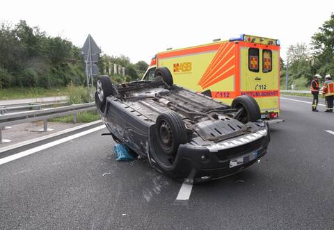 Die Insassen des Fahrzeugs erlitten schwere Verletzungen.