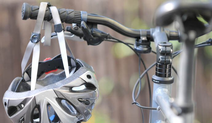 Wie die Polizei in einem Bericht an die Presse mitteilte, ist eine 57-jährige Fahrradfahrerin schwer verletzt in ein Krankenhaus gebracht worden. Wie die Polizei in einem Bericht an die Presse mitteilte, ist eine 57-jährige Fahrradfahrerin schwer verletzt in ein Krankenhaus gebracht worden.