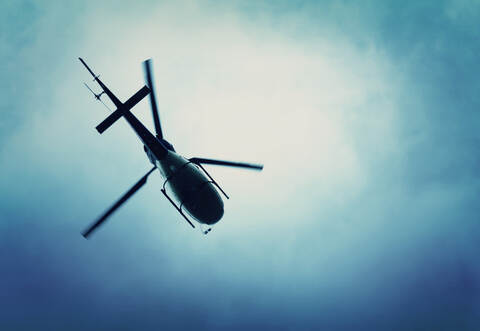 Die Polizei hat in der Nacht auf Donnerstag unter anderem mit einem Hubschrauber über Pforzheimer nach einer Vermissten gesucht.