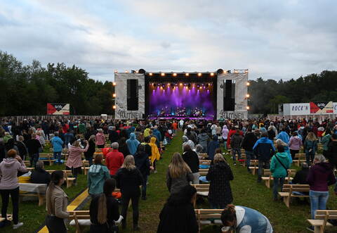 Los geht es: Das "Little Happiness" wird am Mittwochabend von Max Giesinger eröffnet. Die Zuschauer dürfen währenddessen auf gemütlichen Bänken Platz nehmen.