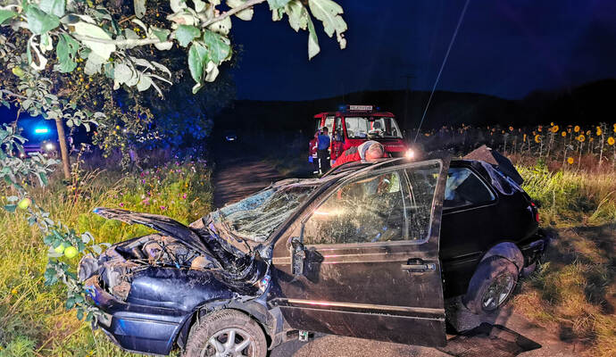 Nur noch ein Wrack ist der alte VW Golf nach dem schweren Unfall. Nur noch ein Wrack ist der alte VW Golf nach dem schweren Unfall.