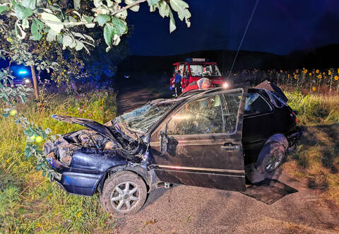Nur noch ein Wrack ist der alte VW Golf nach dem schweren Unfall.