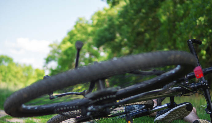 Am 9. August stürzt ein Radfahrer auf dem Mühlpfad in Mönsheim. Nun ist der Mann an seinen Verletzungen gestorben. Fall off the bike and injury . Mountain Biking