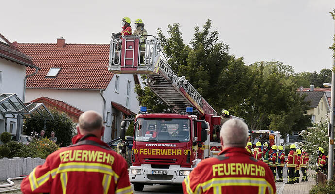 Rettungskräfte der Feuerwehr Mühlacker und der Freiwilligen Feuerwehr Niefern-Öschelbronn sind am Freitagabend zum Brand an einer Hecke in der Hermann-Hesse-Straße in Öschelbronn ausgerückt. Rettungskräfte der Feuerwehr Mühlacker und der Freiwilligen Feuerwehr Niefern-Öschelbronn sind am Freitagabend zum Brand an einer Hecke in der Hermann-Hesse-Straße in Öschelbronn ausgerückt.