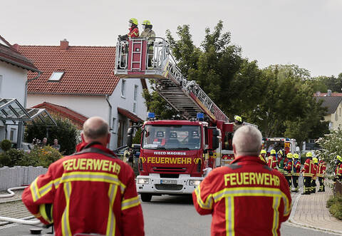 Rettungskräfte der Feuerwehr Mühlacker und der Freiwilligen Feuerwehr Niefern-Öschelbronn sind am Freitagabend zum Brand an einer Hecke in der Hermann-Hesse-Straße in Öschelbronn ausgerückt.