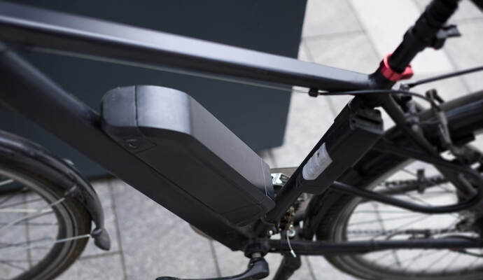 In Schömberg ist am Montagmittag beim Ausparken eine Autofahrerin mit einem Radler zusammengestoßen. In Schömberg ist am Montagmittag beim Ausparken eine Autofahrerin mit einem Radler zusammengestoßen.