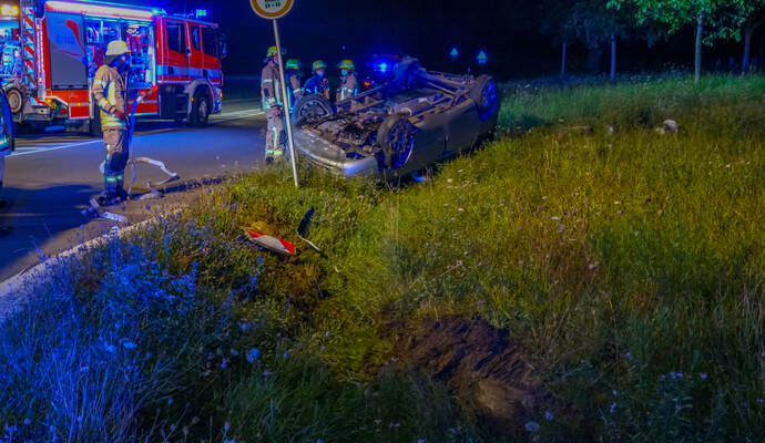 Nach bisherigen Ermittlungen der Polizei stieg der Fahrer selbstständig aus dem Fahrzeug und flüchtete in unbekannte Richtung.