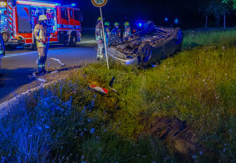 Nach bisherigen Ermittlungen der Polizei stieg der Fahrer selbstständig aus dem Fahrzeug und flüchtete in unbekannte Richtung.