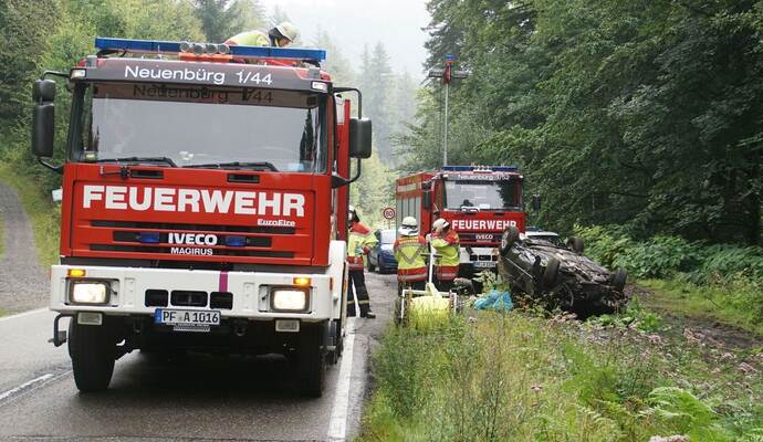 Neuenbuerg: Pkw kommt auf der Landesstrasse von der Fahrbahn ueberschlaegt sich und landet auf dem Dach - Feuerwehr im Einsatz
