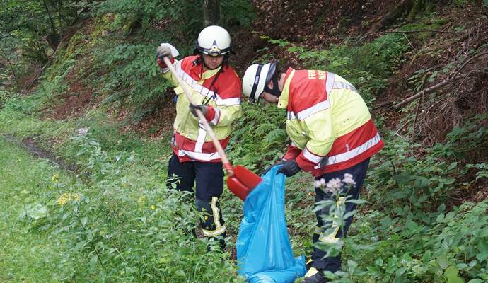Neuenbuerg: Pkw kommt auf der Landesstrasse von der Fahrbahn ueberschlaegt sich und landet auf dem Dach - Feuerwehr im Einsatz
