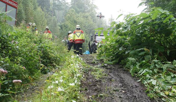 Neuenbuerg: Pkw kommt auf der Landesstrasse von der Fahrbahn ueberschlaegt sich und landet auf dem Dach - Feuerwehr im Einsatz