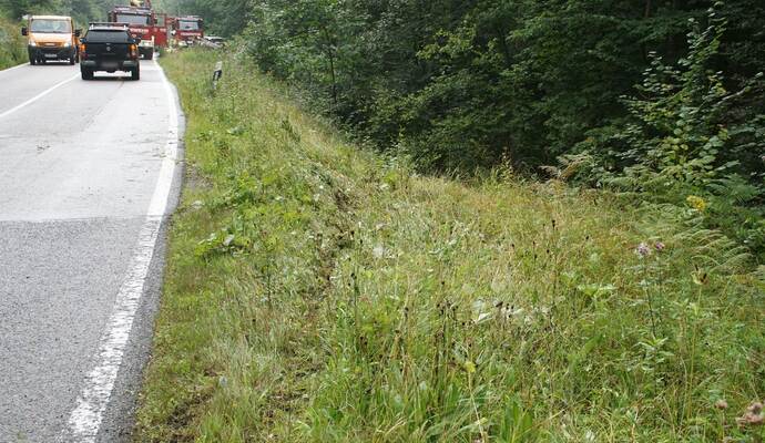 Neuenbuerg: Pkw kommt auf der Landesstrasse von der Fahrbahn ueberschlaegt sich und landet auf dem Dach - Feuerwehr im Einsatz