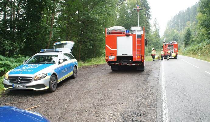 Neuenbuerg: Pkw kommt auf der Landesstrasse von der Fahrbahn ueberschlaegt sich und landet auf dem Dach - Feuerwehr im Einsatz