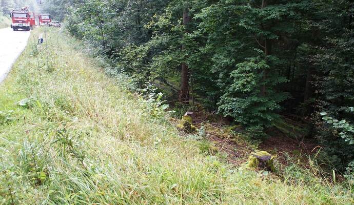 Neuenbuerg: Pkw kommt auf der Landesstrasse von der Fahrbahn ueberschlaegt sich und landet auf dem Dach - Feuerwehr im Einsatz