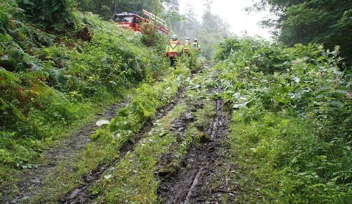 Neuenbuerg: Pkw kommt auf der Landesstrasse von der Fahrbahn ueberschlaegt sich und landet auf dem Dach - Feuerwehr im Einsatz