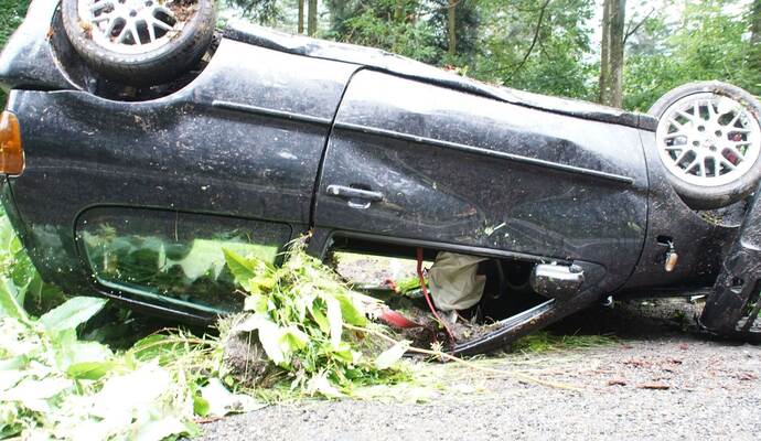 Neuenbuerg: Pkw kommt auf der Landesstrasse von der Fahrbahn ueberschlaegt sich und landet auf dem Dach - Feuerwehr im Einsatz