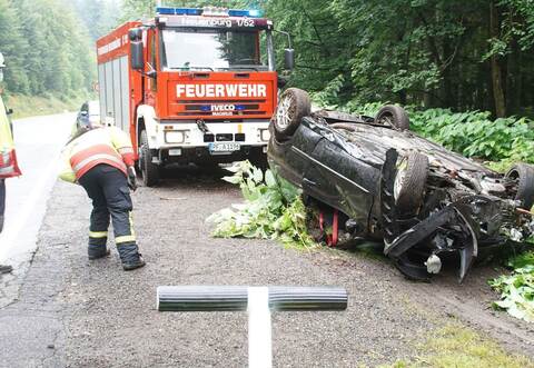 Neuenbuerg: Pkw kommt auf der Landesstrasse von der Fahrbahn ueberschlaegt sich und landet auf dem Dach - Feuerwehr im Einsatz