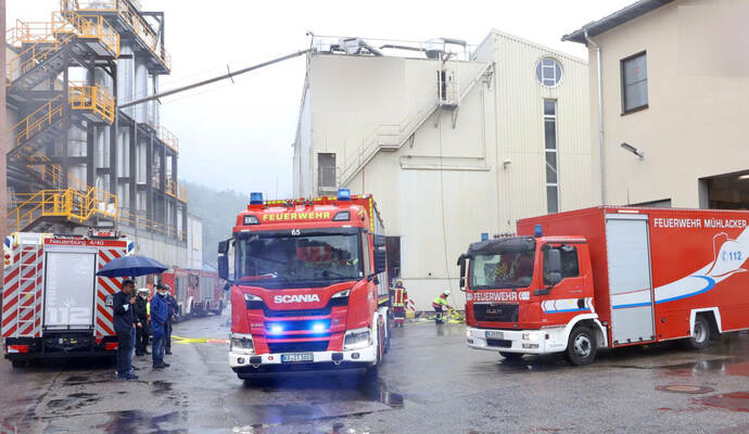 Gegen Abend spitzt sich die Lage in Neuenbürg zu: Der Schwelbrand hat auf das Dach des Silos übergegriffen.