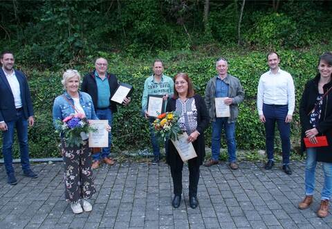 Die Geehrten: Vizepräsident Raphael Reich, Martina Fränkle, Peter Fränkle, Rolf Schuster, Sybille Reiling, Ulrich Schaier, Präsident Dominik Kern und Elena Ehrismann (von links).