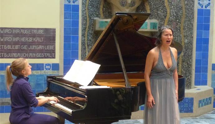 Eindrucksvoll interpretiert die Sopranistin Raphaela Stürmer die Schumann- und Brahms-Lieder, einfühlsam begleitet von der Pianistin Helene Herzberger. Eindrucksvoll interpretiert die Sopranistin Raphaela Stürmer die Schumann- und Brahms-Lieder, einfühlsam begleitet von der Pianistin Helene Herzberger.