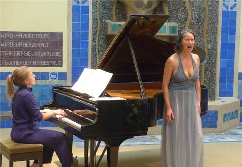 Eindrucksvoll interpretiert die Sopranistin Raphaela Stürmer die Schumann- und Brahms-Lieder, einfühlsam begleitet von der Pianistin Helene Herzberger.