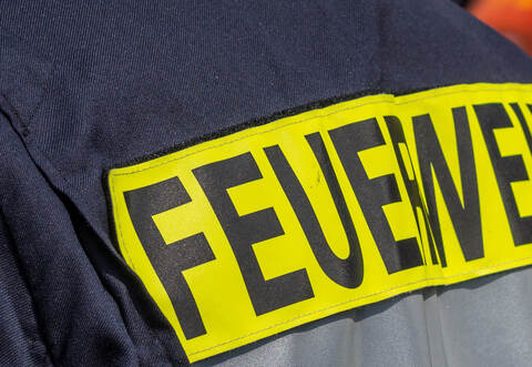 Der Sachschaden am komplett ausgebrannten Pkw Renault beläuft sich auf geschätzte 5.000 Euro. Verletzt wurde niemand.