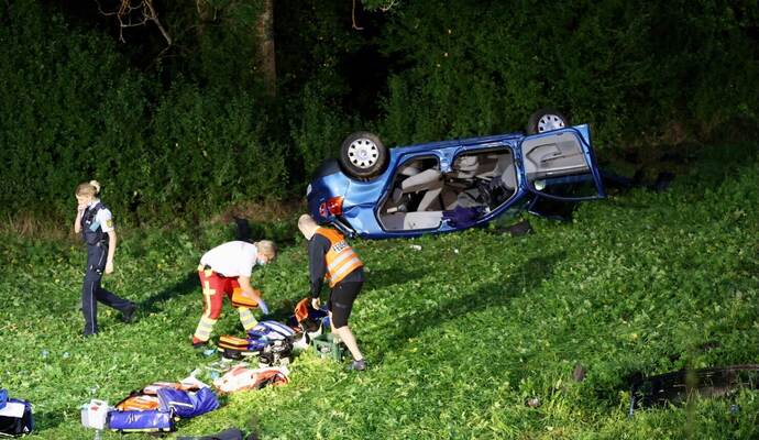 Nach dem schweren Unfall mit dem blauen VW: Rettungskräfte bei den Aufräumarbeiten. Zuvor musste ein 15-Jähriger lebensgefährlich verletzt in eine Klinik gebracht werden.