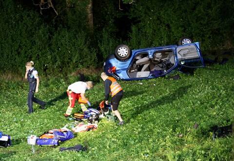 Nach dem schweren Unfall mit dem blauen VW: Rettungskräfte bei den Aufräumarbeiten. Zuvor musste ein 15-Jähriger lebensgefährlich verletzt in eine Klinik gebracht werden.