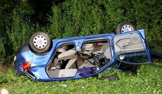 Der Golf ist bei dem Unfall neben der Fahrbahn auf dem Dach liegengeblieben.