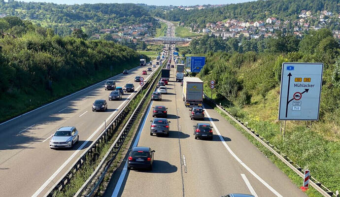 Auf der A8 bei Niefern ist es am Montag zu einem Unfall gekommen, der vier Verletzte und einen Sachschaden von rund 22.000 Euro forderte. Auf der A8 bei Niefern ist es am Montag zu einem Unfall gekommen, der vier Verletzte und einen Sachschaden von rund 22.000 Euro forderte.