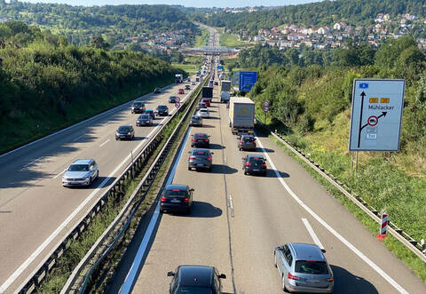 Auf der A8 bei Niefern ist es am Montag zu einem Unfall gekommen, der vier Verletzte und einen Sachschaden von rund 22.000 Euro forderte.