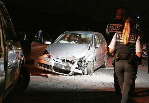 Ein 27 Jahre alter VW-Fahrer war in Friolzheim bei einem Unfall über zwölf Meter weit mit seinem Auto durch die Luft geflogen.