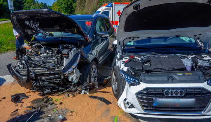 Bei einem schweren Kreuzungsunfall zwischen Pforzheim und Eisingen wurden am Samstagnachmittag um 14.45 Uhr mehrere Personen verletzt. Foto: Markus Rott / Einsatz-Report24 Bei einem schweren Kreuzungsunfall zwischen Pforzheim und Eisingen wurden am Samstagnachmittag um 14.45 Uhr mehrere Personen verletzt. Foto: Markus Rott / Einsatz-Report24