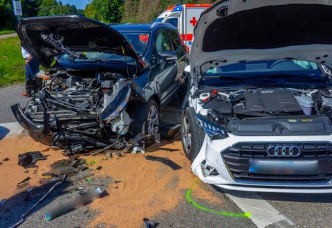 Bei einem schweren Kreuzungsunfall zwischen Pforzheim und Eisingen wurden am Samstagnachmittag um 14.45 Uhr mehrere Personen verletzt. Foto: Markus Rott / Einsatz-Report24