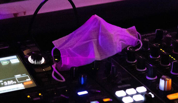 Eine Maske liegt auf dem Mischpult, vor dem im Club "Neko" in Freiburg auf der Tanzfläche getanzt wird. Die Clubs im Land dürfen ihre Türen wieder öffnen, sofern sie die entsprechenden Vorschriften einhalten. Seit Beginn der Corona-Pandemie sind in Deutschland mehr als vier Millionen Menschen nachweislich mit dem Erreger Sars-CoV-2 infiziert. Über vier Millionen Corona-Infizierte - Inzidenz steigt auf 83,1