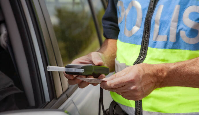 Alle fünf Fahrzeugführer mussten eine Blutprobe abgeben. Die Führerscheine wurden einbehalten und sie erwartet eine Strafanzeige.