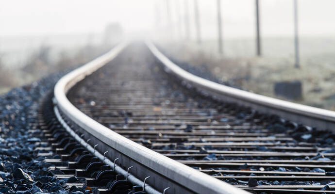 Einspurige Bahnlinie im Morgennebel