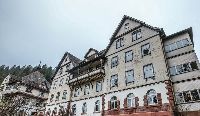 Sieben Gebäude und 6000 Quadratmeter Grundstück zählen zur Charlottenhöhe. Das Areal liegt seit rund einem Vierteljahrhundert brach.