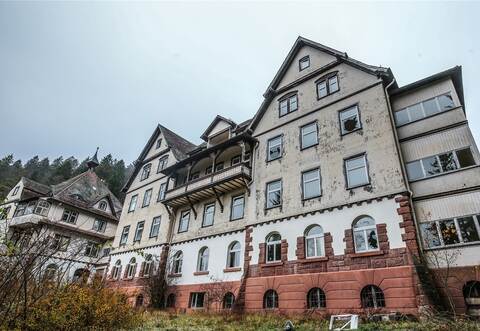 Sieben Gebäude und 6000 Quadratmeter Grundstück zählen zur Charlottenhöhe. Das Areal liegt seit rund einem Vierteljahrhundert brach.
