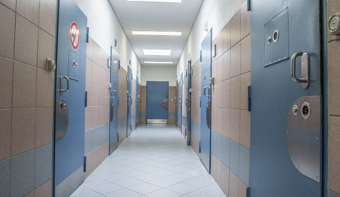 Wie die Behörde am Donnerstag mitgeteilt hat, wird den dreien unter anderem Bestechlichkeit beziehungsweise Bestechung sowie unerlaubter Handel mit Betäubungsmitteln in nicht geringer Menge vorgeworfen. Report JVA Heimsheim