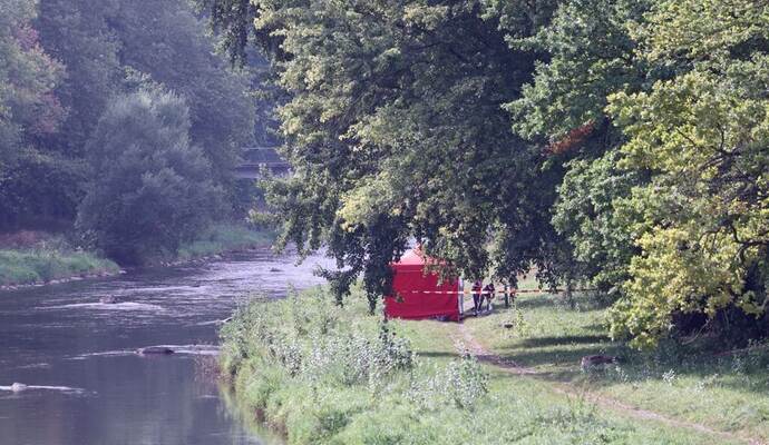 Die Polizei war von einem Mann alarmiert worden, der mit seinem Hund spazieren war, dass eine Person im Uferbereich trieb.