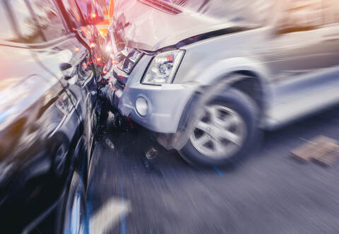 Bei dem Unfall wurden drei Menschen leicht verletzt.