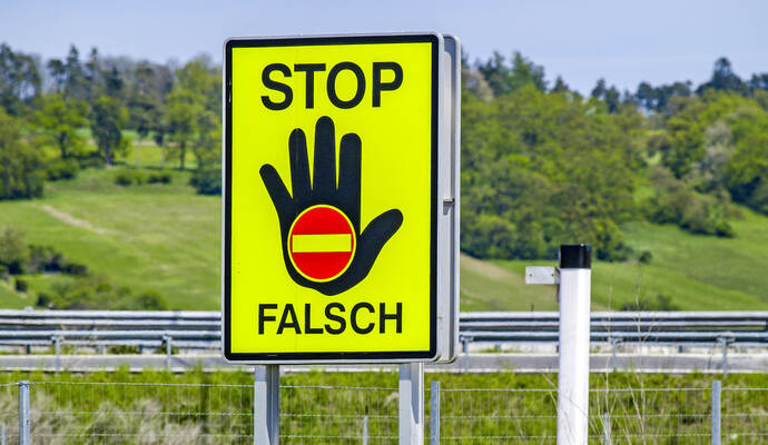Im Kurvenbereich kam der VW-Fahrer laut Polizei zu weit nach links und kollidierte mit einem entgegenkommenden Mercedes. Autobahnauffahrt mit Stopschild und ausgestreckter Hand, Fahrtrichtung falsch, Einfahrt verboten