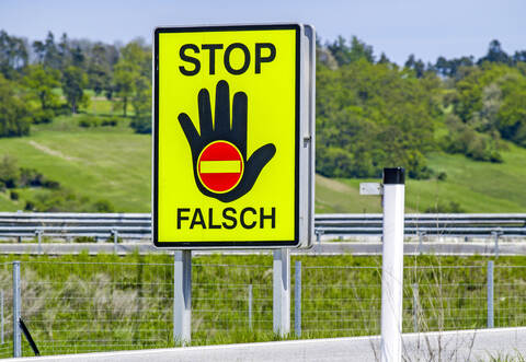 Autobahnauffahrt mit Stopschild und ausgestreckter Hand, Fahrtrichtung falsch, Einfahrt verboten