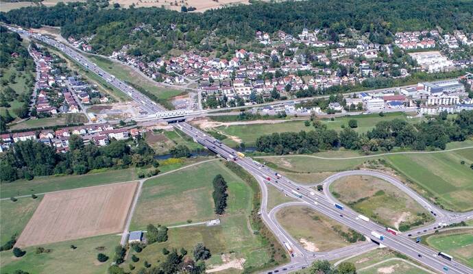 Die Autobahnauffahrt bei Pforzheim-Ost von oben: In Fahrtrichtung Karlsruhe muss die Auffahrt voll gesperrt werden. Die Autobahnauffahrt bei Pforzheim-Ost von oben: In Fahrtrichtung Karlsruhe muss die Auffahrt voll gesperrt werden.