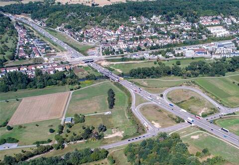 Die Autobahnauffahrt bei Pforzheim-Ost von oben: In Fahrtrichtung Karlsruhe muss die Auffahrt voll gesperrt werden.
