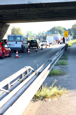 Bereits während der Vorbereitungsarbeiten am Freitagvormittag staut sich der Verkehr.