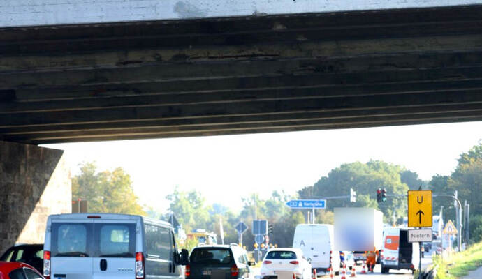 Bereits während der Vorbereitungsarbeiten am Freitagvormittag staut sich der Verkehr.