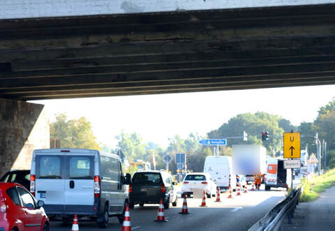 Bereits während der Vorbereitungsarbeiten am Freitagvormittag staut sich der Verkehr.